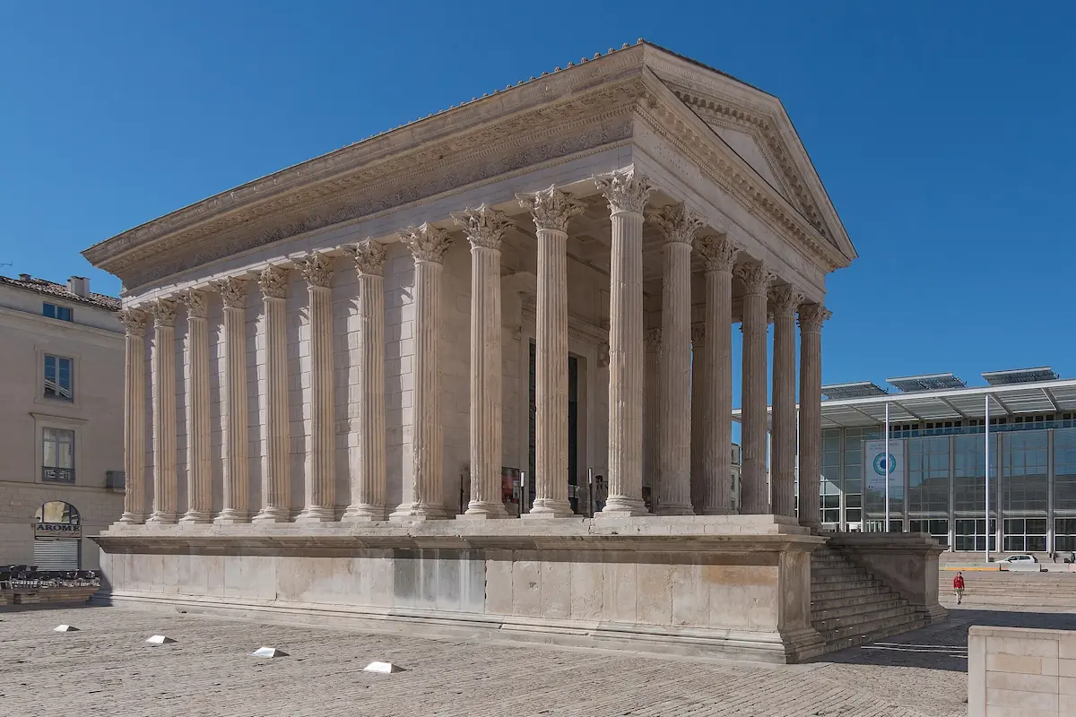 panorama detailed view of the maison carrée in nîmes
