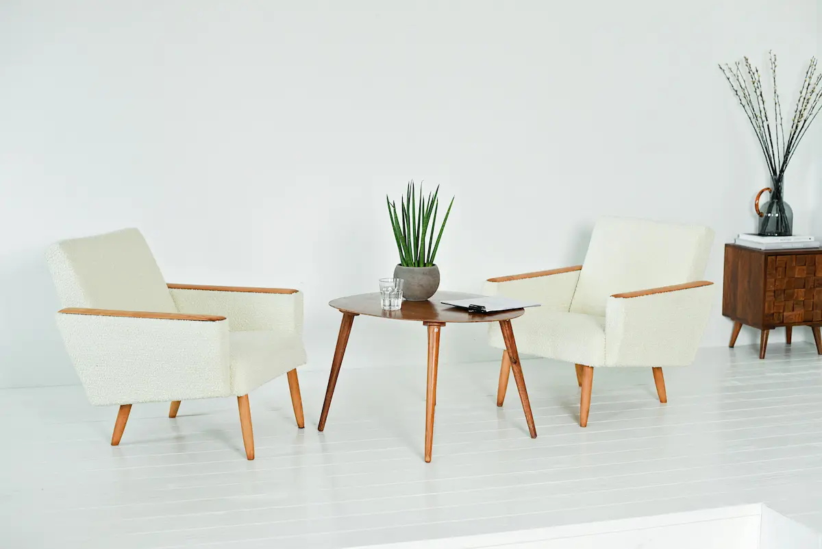 Mid-century modern furniture with slim, exposed legs creates an airy and spacious look, enhancing the room’s design.