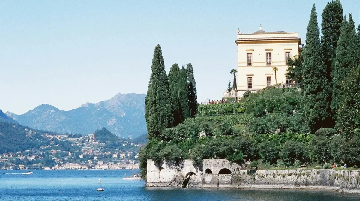 villa on lake como with a mountainous backdrop in italy