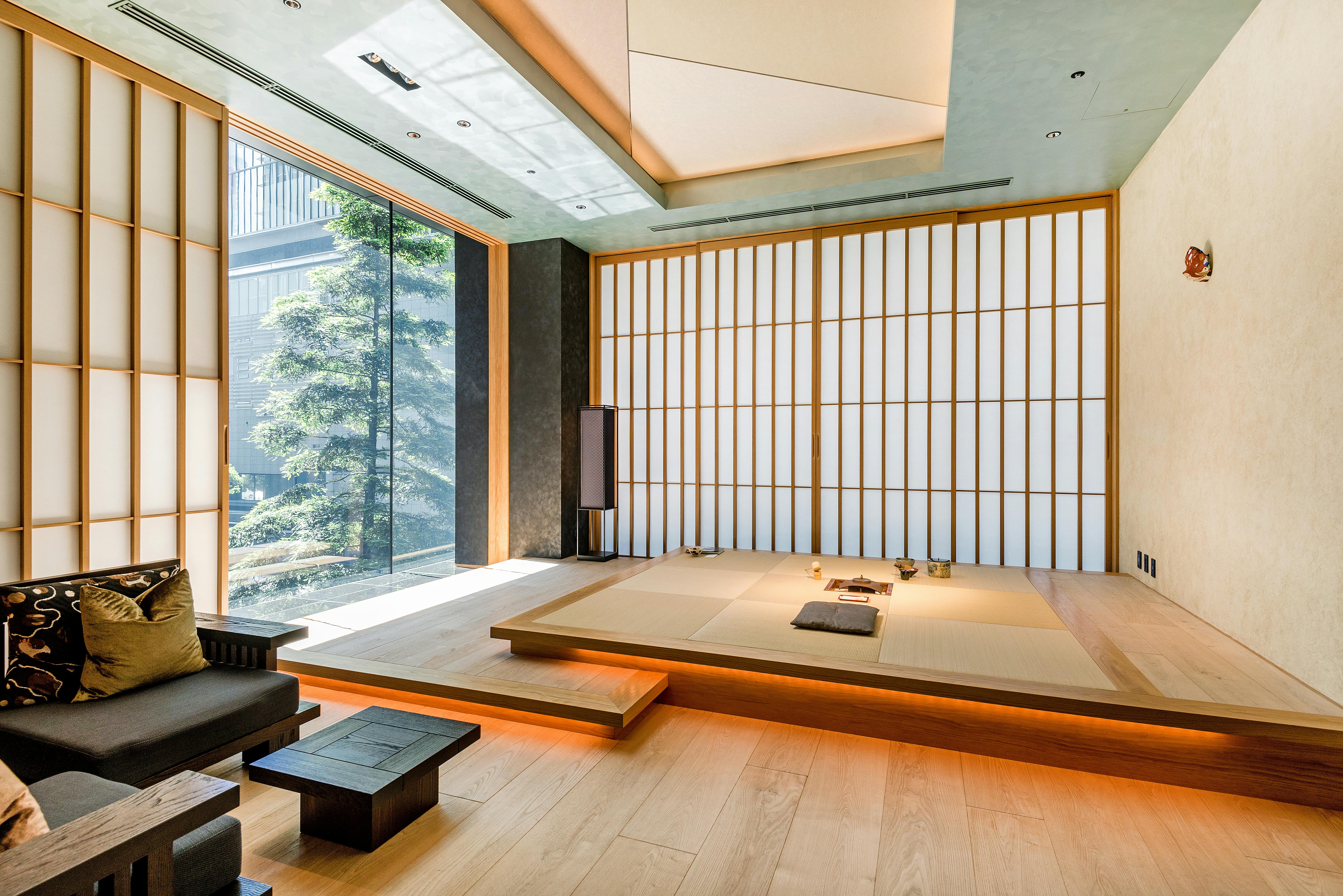 Modern design of a traditional Japanese living room in Kuwana, Mie, Japan, with a minimalist, calm, and peaceful atmosphere.