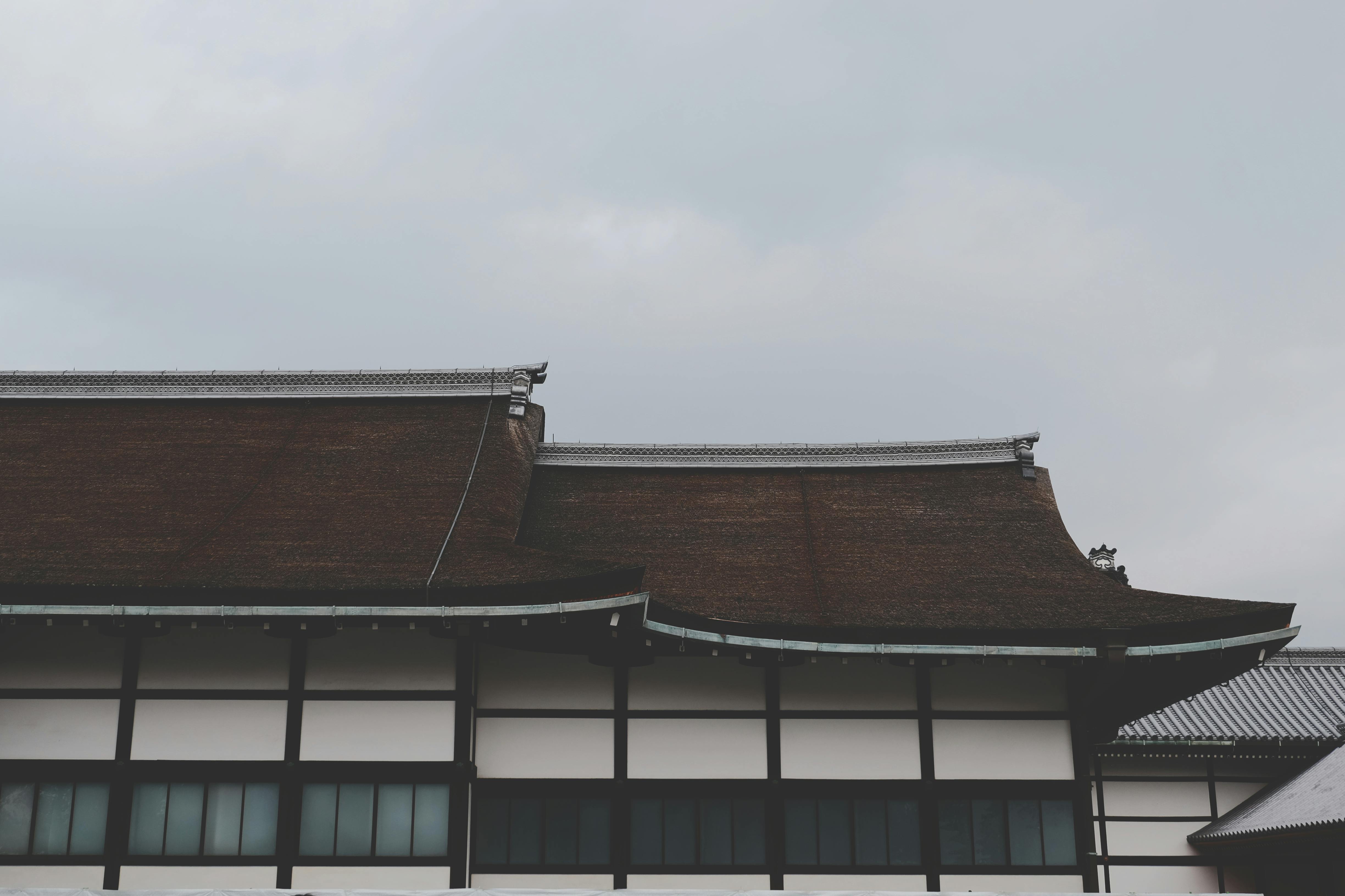 Modern and traditional blend roof of a house in Japan, showcasing design fusion.