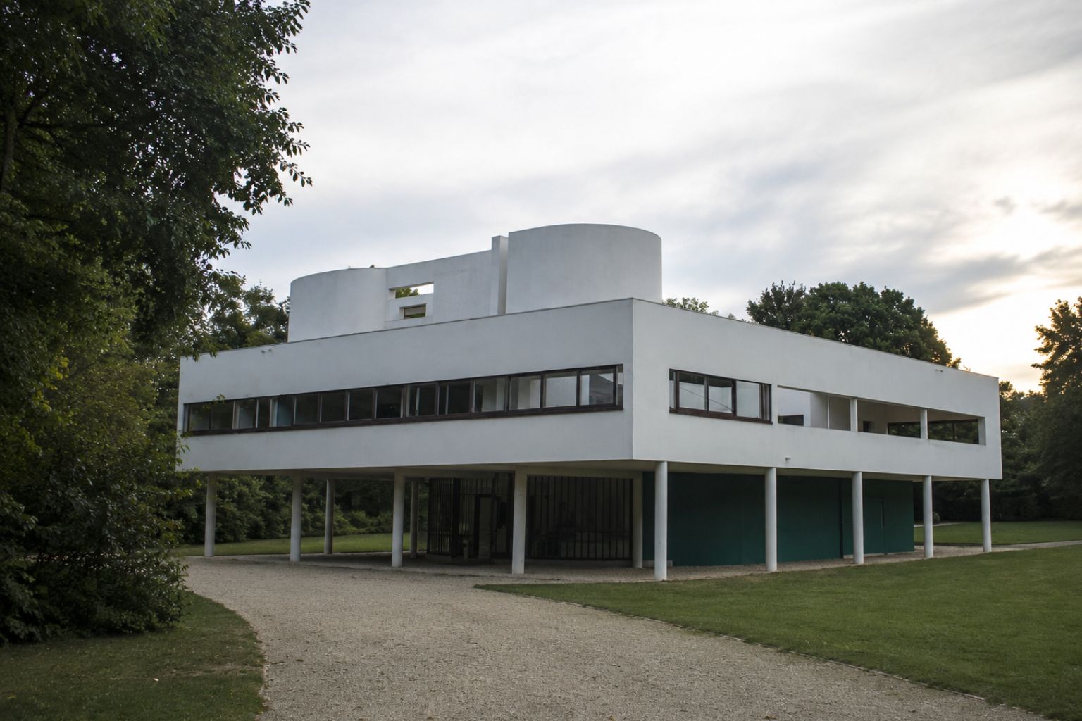Villa Savoye illustrating Le Corbusier’s Five Points.