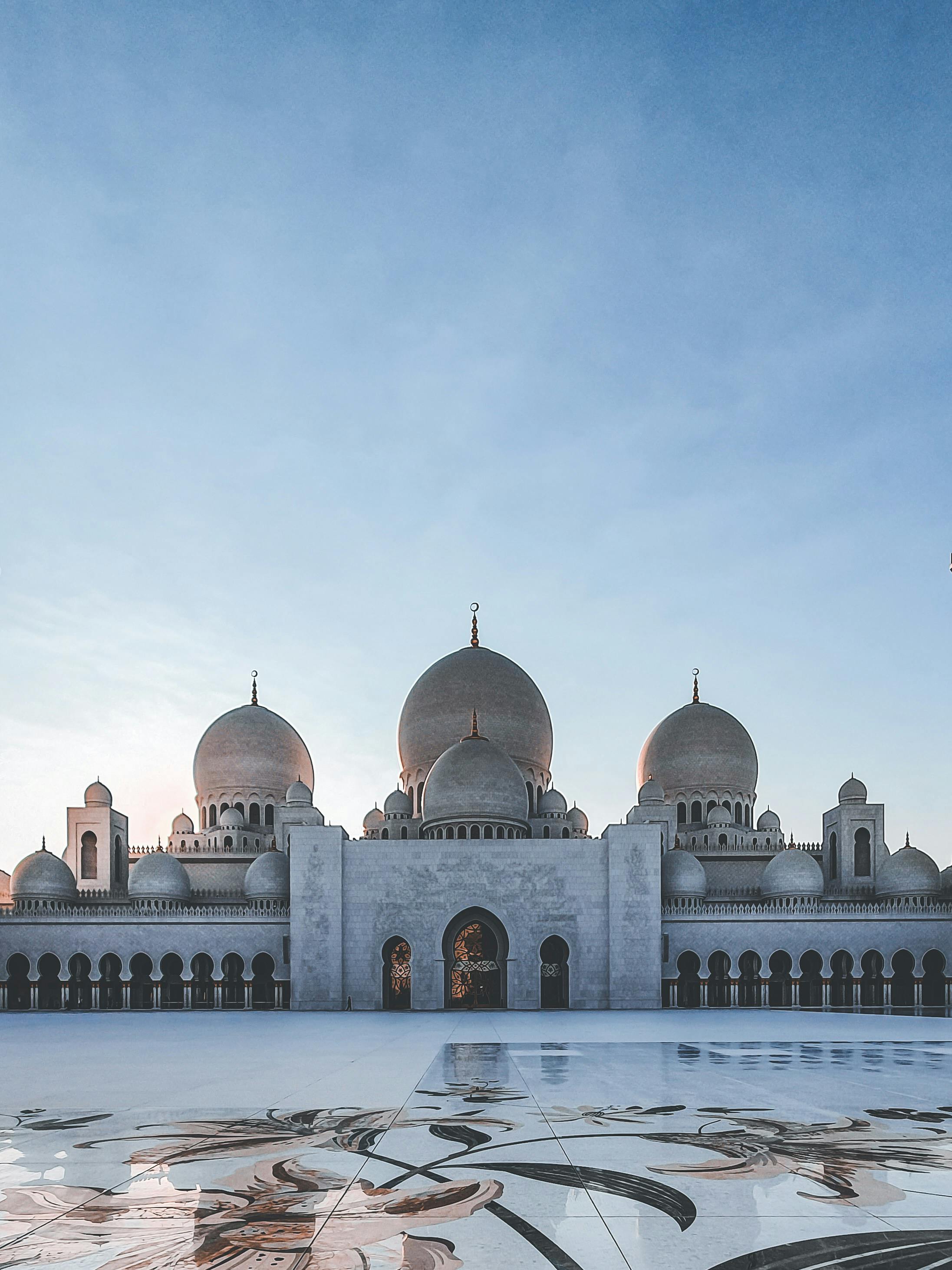 Sheikh Zayed Grand Mosque showcasing extensive use of marble, granite, and semi-precious stones.
