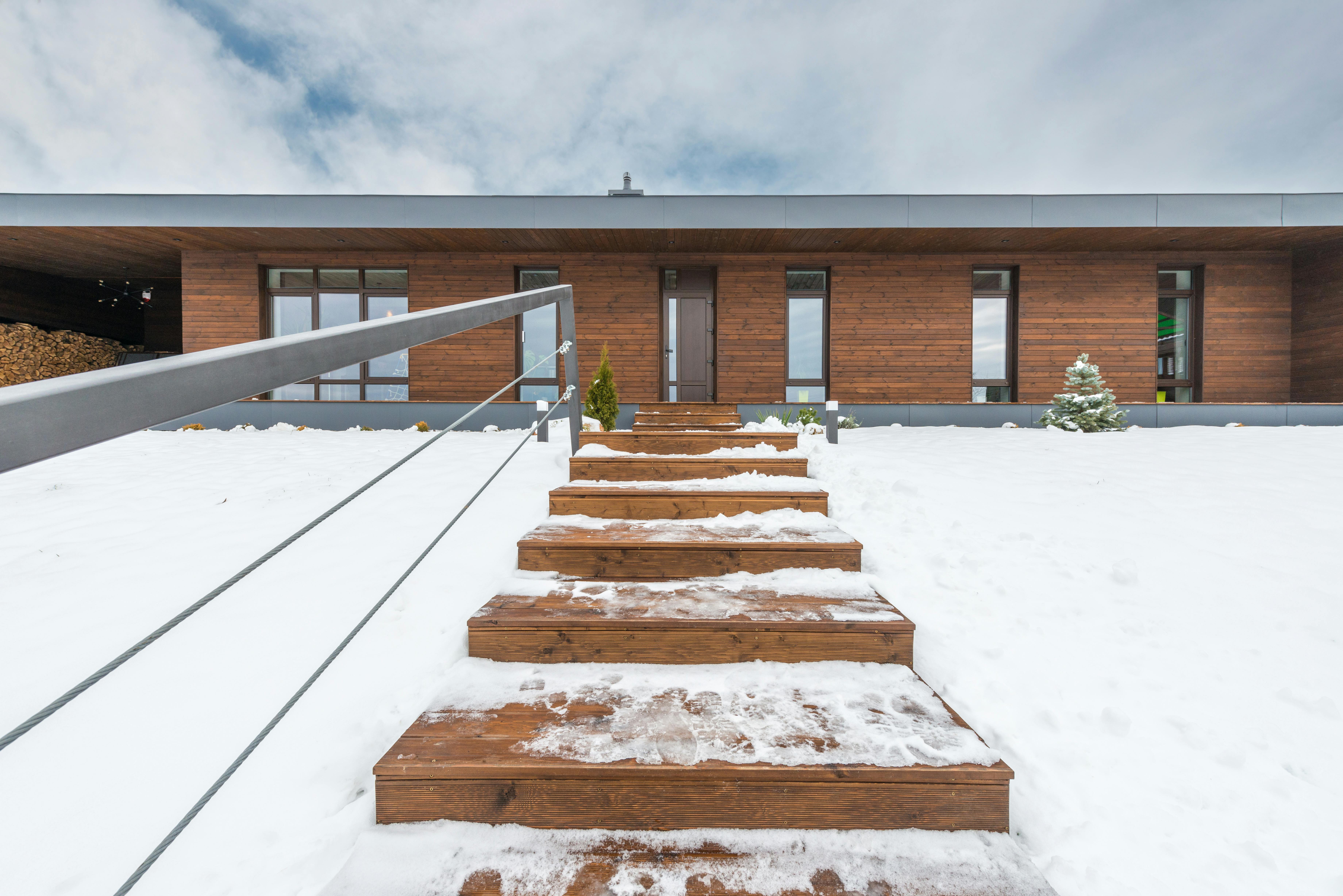 Wide single-floor house with earthy color palette and modern design.
