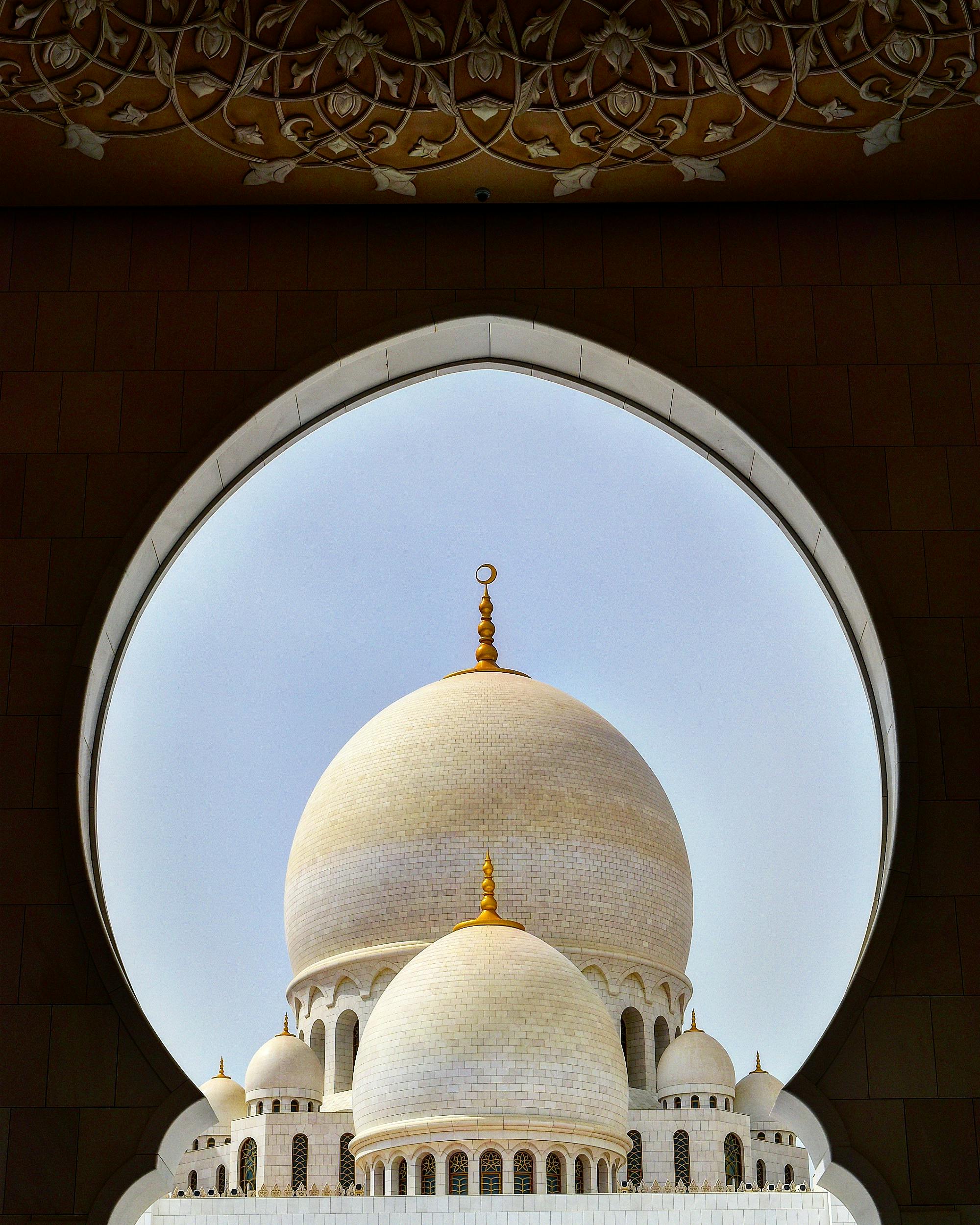  Islamic arch framing the dome of Sheikh Zayed Grand Mosque.